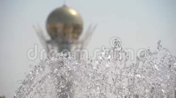 位于哈萨克斯坦首都努尔苏丹的喷泉视频的预览图