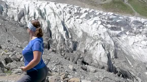 一个女人正在做东方运动俯瞰美丽的山脉健康的生活方式视频的预览图