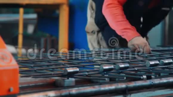 工人在工厂折弯机上折弯金属工件视频的预览图