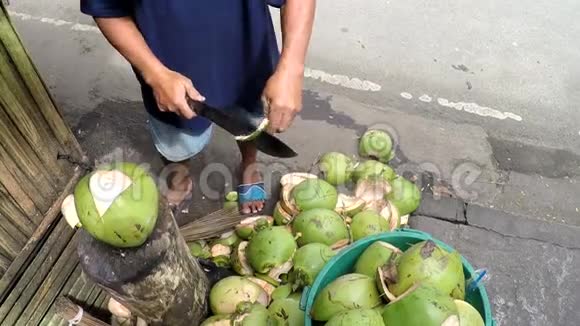 供应商准备勺子从年轻的椰子剥皮视频的预览图