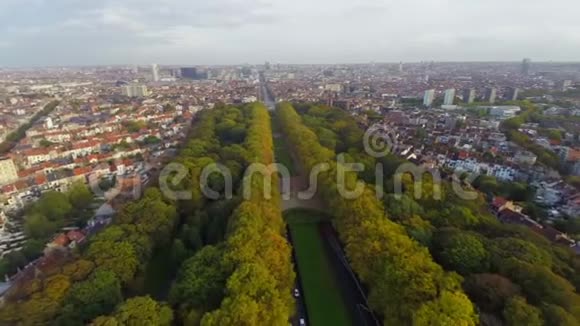 布鲁塞尔美丽的城市景观从上面空中街道视频的预览图