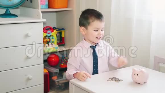 小男孩数着储蓄罐里积累的钱视频的预览图