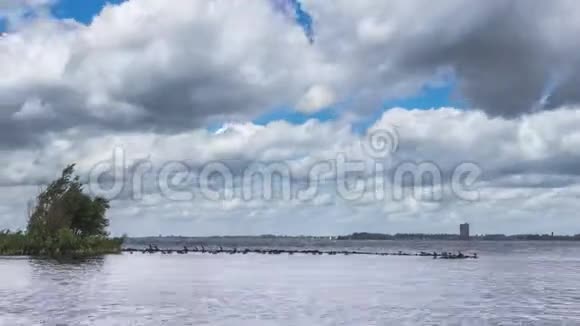 云在湖岸之上移动视频的预览图