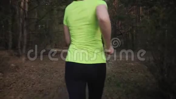 女人穿过美丽的夏日森林视频的预览图