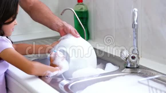 一位父亲正在教女儿洗碗视频的预览图