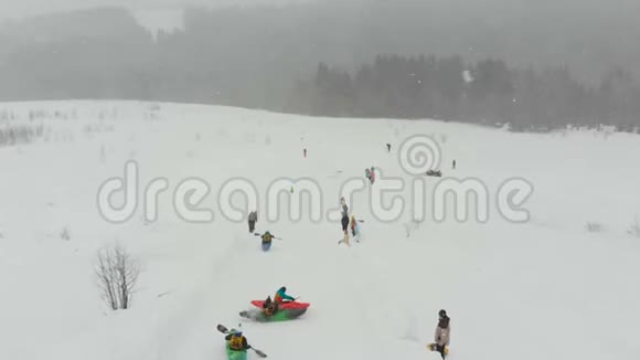 冬天从山上骑着奇妙的皮艇视频的预览图