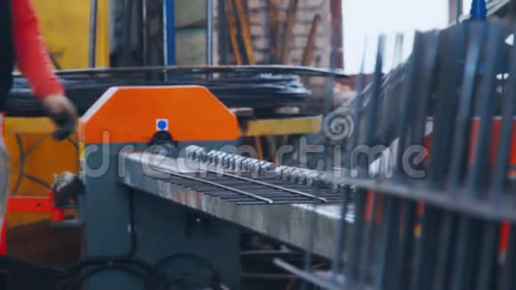 工厂工人从钢筋弯曲格栅工人在工厂弯曲金属视频的预览图