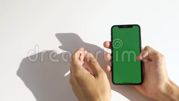 在白色背景下使用带有绿色屏幕的手机视频的预览图