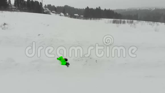 令人惊奇的皮划艇在冬天从山上骑行视频的预览图