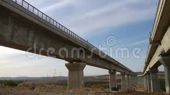 时光流逝的桥梁视频的预览图