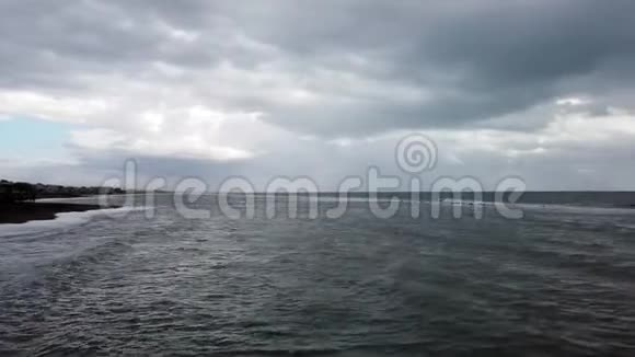 海上的恶劣天气威胁着海浪拍打海岸视频的预览图
