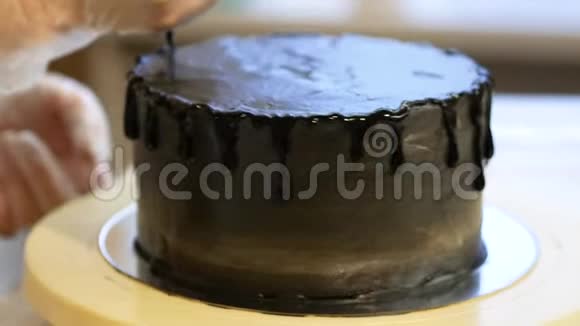 在蛋糕上涂上巧克力污迹视频的预览图