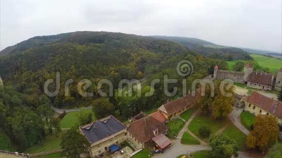 中世纪欧洲城堡红色屋顶空中拍摄棕色树木视频的预览图