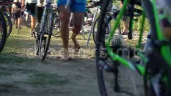 男子骑自行车开始铁人三项长跑比赛视频的预览图