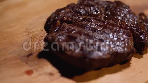 美味的烤牛排躺在厨房的木板上快关门视频的预览图