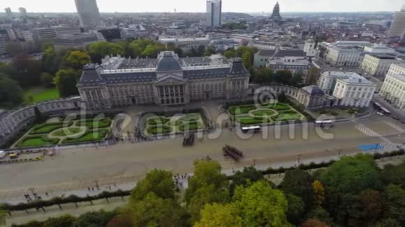 皇家宫殿骑兵列队行进布鲁塞尔城空中视频的预览图