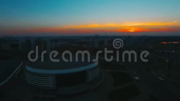 日落时的城市景观日落时的市中心地平线全景天际线视频的预览图