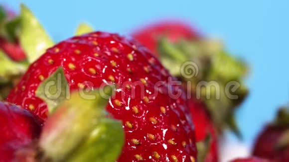 大红熟汁草莓慢慢旋转视频的预览图