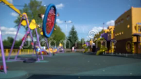分散了孩子们和父母的暑期儿童游乐场高清1080快速运动视频的预览图