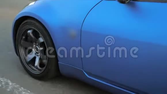 蓝色跑车在城市高速公路上行驶视频的预览图