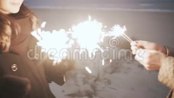 孟加拉灯特写幸福的一家人在沙滩上燃放烟花视频的预览图