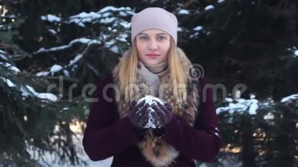 冬天一个美丽的女孩在露天吹雪身材很好视频的预览图