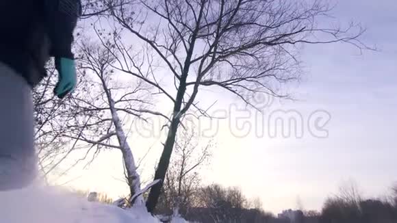 冬天日落时一家人在公园里大雪中慢跑视频的预览图