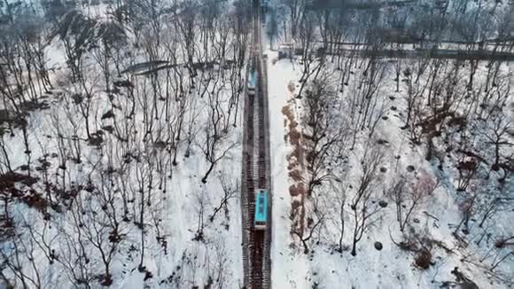 4的空中无人机镜头冬季飞越Kiyv风琴视频的预览图