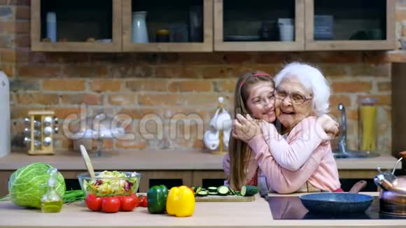 孙子和奶奶玩得开心视频的预览图