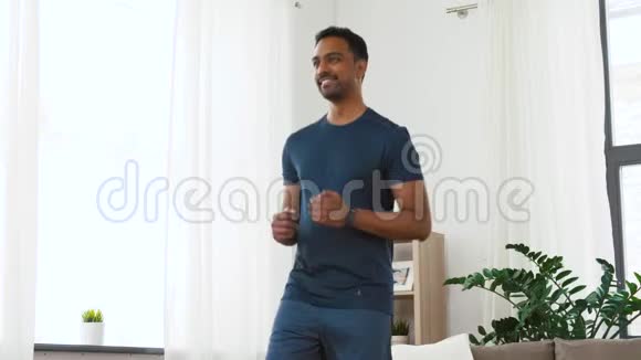 印度男人在家里当场奔跑视频的预览图