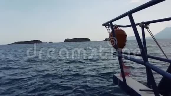 摩托艇在公海上靠近小岛或悬崖的惊人海景弓视频的预览图