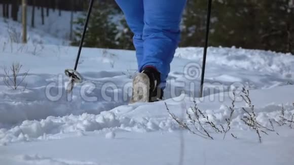 慢镜头冬季游客带着雪鞋在雪地漂流中行走视频的预览图
