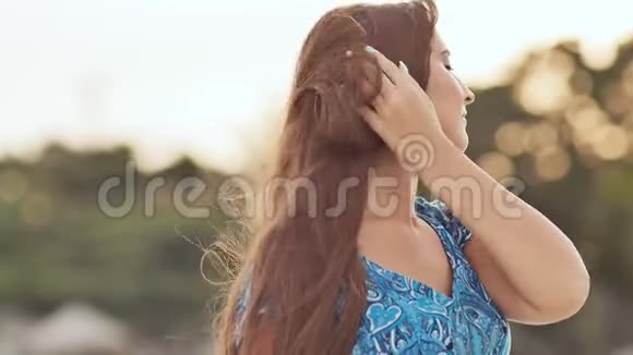 一个年轻的俄罗斯女孩带着快乐的情绪走在海滩上在镜头前摆姿势特写镜头这就是视频的预览图
