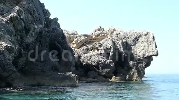 在希腊科孚岛的利阿帕迪斯天堂海滩一艘船经过海龟岩组视频的预览图