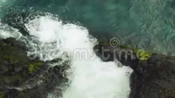 马德拉上大西洋的山溪景观视频的预览图