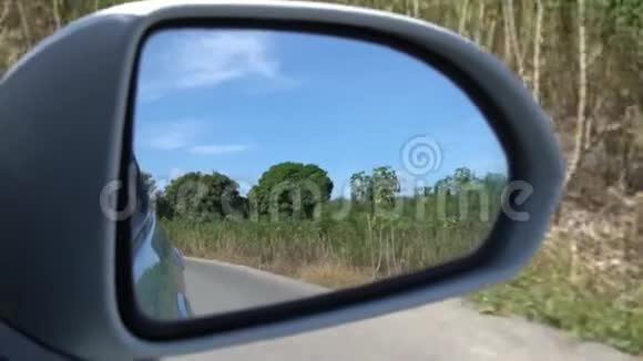 侧视侧镜白车行驶在路上视频的预览图