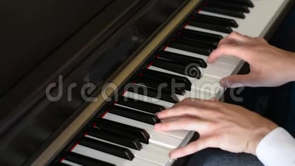 男性手在室内弹钢琴视频的预览图