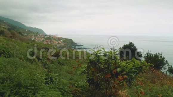 从北部的马德拉悬崖海岸看葡萄牙小镇和大西洋视频的预览图