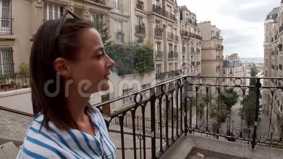 巴黎蒙马特山的年轻法国女人视频的预览图