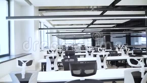 宽敞的黑白办公室视频的预览图