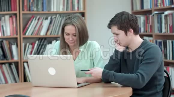 两个学生一起用笔记本电脑学习视频的预览图