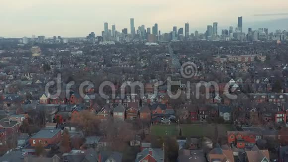 在晚秋空中拍摄了多伦多西区的一个居民区视频的预览图