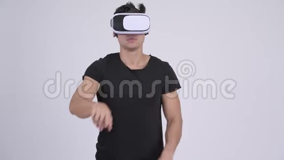 年轻英俊的多民族男子使用虚拟现实耳机视频的预览图