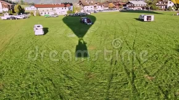拍摄从热气球起飞同时骑在气球篮在基尔伯格飞行在蒂罗尔A视频的预览图
