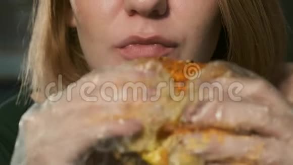吃一个胖汉堡视频的预览图