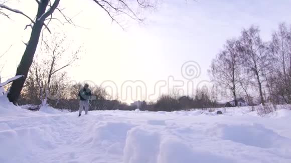 日落时分人们在公园里的大雪中慢跑视频的预览图