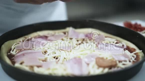 厨师在披萨店厨房里放意大利香肠视频的预览图