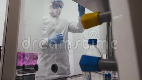 科学实验室工作者进行实验室化学研究视频的预览图