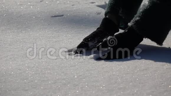 慢镜头女人在外面下雪的冬天做雪球视频的预览图