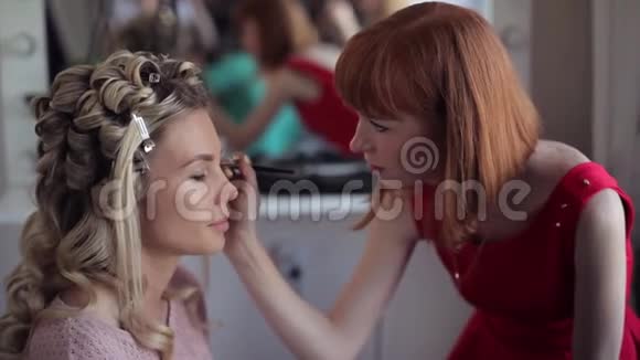 化妆师为时尚女孩化妆视频的预览图
